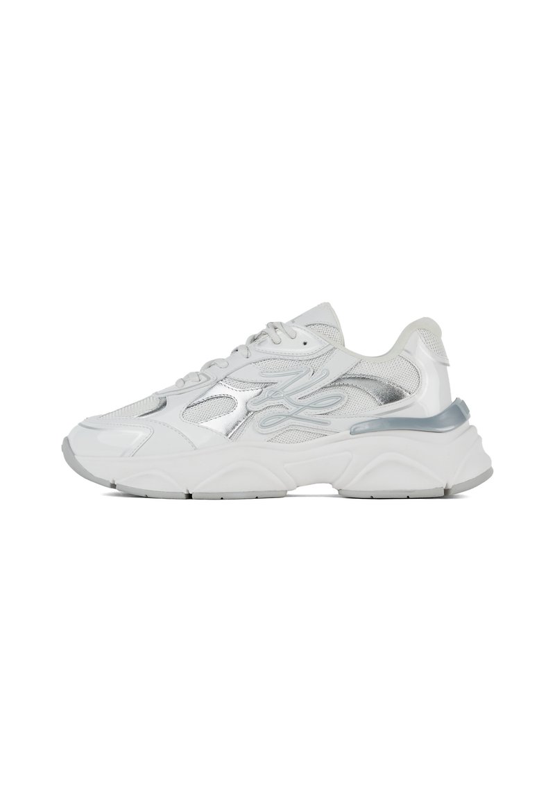 Zapatilla blanca de malla y sintético con parte superior texturizada, cordones prominentes, acentos reflectantes y una suela ligera y esculpida.