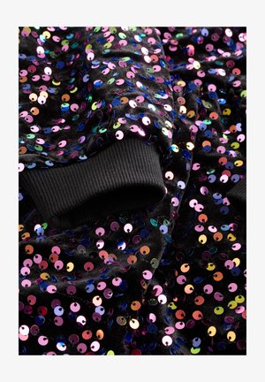 Crni materijal s višebojnim šljokicama u kružnim oblicima, s rebrastim crnim manšetama. Šljokice reflektiraju svjetlo, stvarajući sjajni efekt.