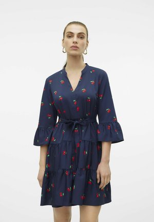 Abito blu navy con scollatura a V, decorato con motivi a ciliegia, maniche a volant, vita aderente e dettagli a strati. Realizzato in tessuto leggero.