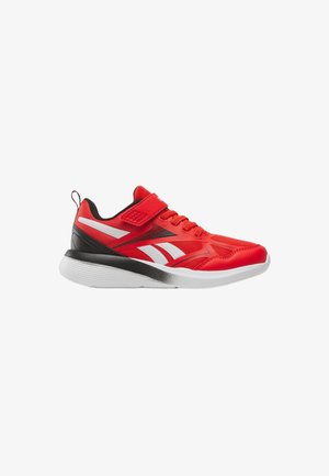 Roter Sneaker mit weißen und schwarzen Akzenten, Schnürung und Klettverschluss sowie dicker weißer Sohle mit schwarzem Farbverlauf.