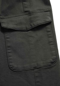 Cargo broek van donkergroene stof met een grote klepzak met afgeronde randen, zichtbare stitching en een gladde textuur.