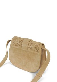 Bolso cruzado de ante en tono marrón con forma redondeada, diseño perforado en la solapa y una larga correa ajustable. Textura suave y detalles minimalistas.