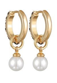 Guldfarvede hoopsøreringe med en poleret finish, der har en sort accent og en hængende hvid perle nedenfor.