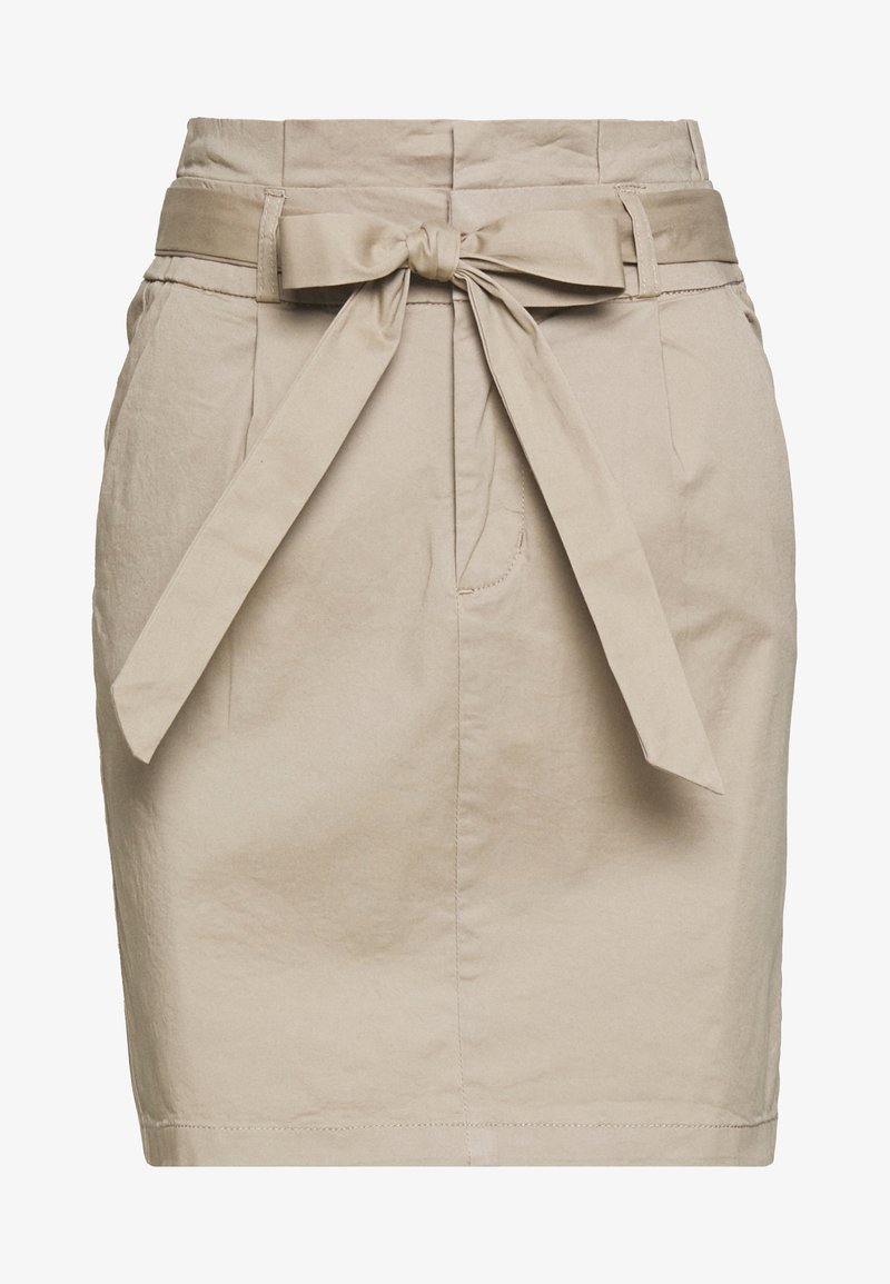 Jupe en coton beige avec une ceinture nouée, poches avant et une texture lisse. Présente une silhouette ajustée et une longueur au-dessus du genou.