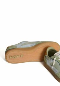 Zapatillas con una parte superior de ante en azul claro y verde, suela de goma color tostado, cordones blancos y la marca "HOFF" en el talón. Detalles texturizados visibles.