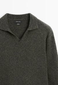 Dunkelgrauer Wollpullover mit einem kragenlosen V-Ausschnitt und geripptem Halsbund, etikettiert mit Massimo Dutti, hergestellt in China.