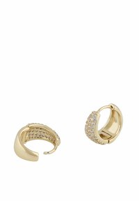 Goldene Creolen mit einer glatten Oberfläche und einem Abschnitt, der mit klaren Strasssteinen verziert ist, was einen strukturierten Kontrast schafft.