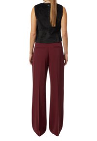 comma MIT BINDEGÜRTEL - Trousers - bordeaux