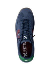 Sneaker in suede blu navy con dettagli color maroon, marchio bianco, suola in gomma e dettaglio verde sul tallone. Presenta un design classico con lacci e colletto imbottito.