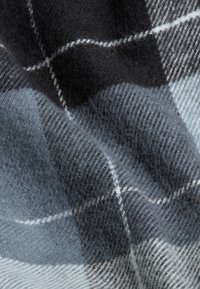 Tessuto a quadri in tonalità di nero, grigio e azzurro chiaro. Tessuto morbido con motivo intrecciato e cuciture bianche a contrasto. Finitura liscia.