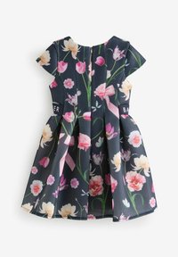 Bloemrijke jurk met korte mouwen, marineblauwe achtergrond, versierd met roze en witte bloemen. De stof heeft een gestructureerd patroon en een ritssluiting aan de achterkant.