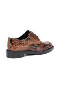 Stringate oxford in pelle con trama marrone e nera, caratterizzate da una texture in pelle di serpente, punta arrotondata e suola in gomma nera. Design con lacci.