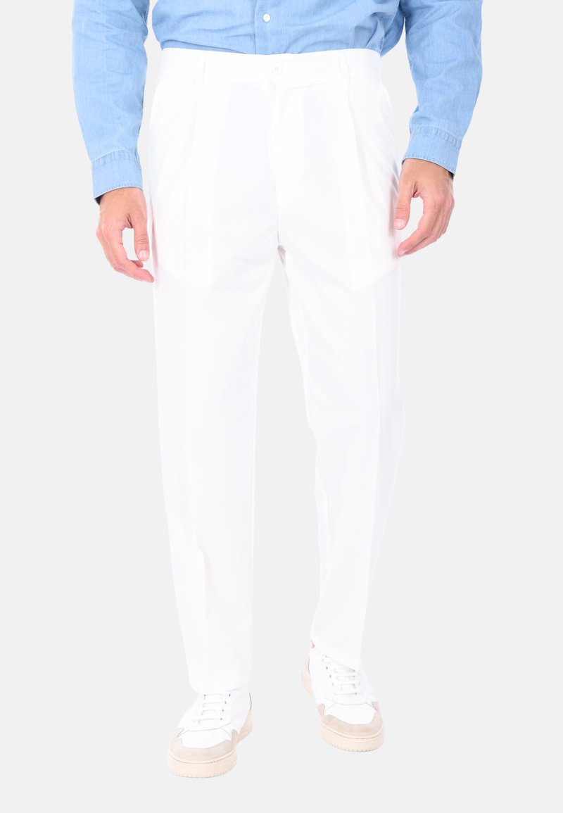 Pantaloni bianchi con design a gamba dritta, realizzati in un tessuto leggero. Presentano una parte frontale piatta, tasche laterali e sono abbinati a sneakers bianche.