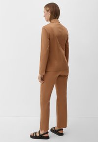 s.Oliver BLACK LABEL MIT TAILLIERTER PASSFORM - Blazer - braun