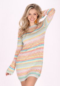 Abito a maglia multicolore con strisce orizzontali in rosa, blu e giallo, dal taglio morbido e con maniche ampie.