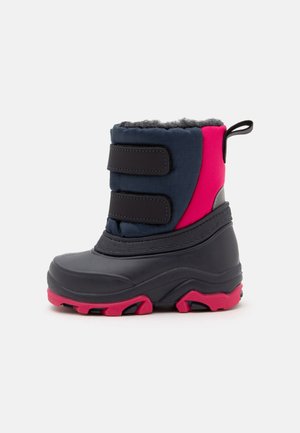 Bota de invierno infantil con suela de goma negra, parte superior acolchada en azul marino y rosa, dos tiras negras de Velcro y forro interior de forro polar gris.
