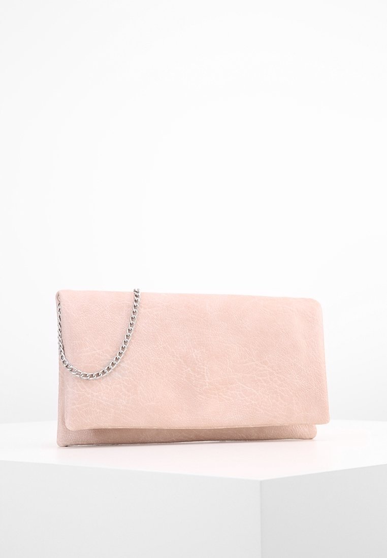Pochette en cuir synthétique rose clair avec une chaîne argentée, présentant une texture lisse et un design rectangulaire élégant.
