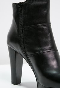 Steven New York Bottines à talons hauts - black