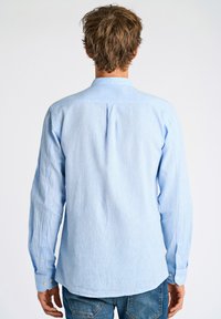 Lichtblauw button-down overhemd van een gestructureerde stof, met een casual kraag en lange mouwen met knoopsluiting bij de manchetten.