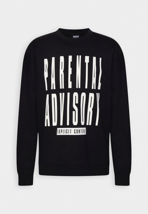 Czarna bluza z długim rękawem z dużym białym napisem „PARENTAL ADVISORY” i mniejszym napisem „EXPLICIT CONTENT” na środku przodu.