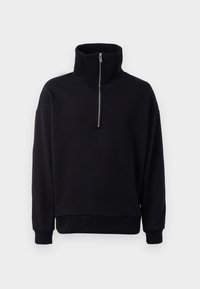 Zwarte fleece trui met een hoge kraag en een halve ritssluiting. Beschikt over ribbenboorden en een onderste zoom, met een gladde, zachte textuur.