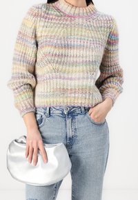 Wielokolorowy sweter z dzianiny z okrągłym dekoltem, długimi rękawami i fakturą prążkowaną, połączony z błyszczącą srebrną torebką w stylu kopertówki.