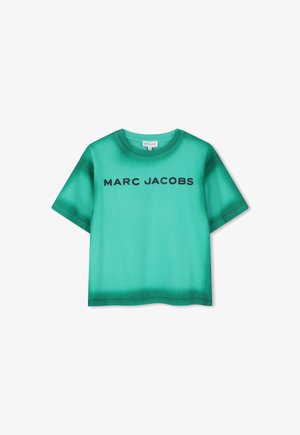 Maglietta verde corta a maniche corte con scritta nera "MARC JACOBS" centrata sul davanti su sfondo bianco.