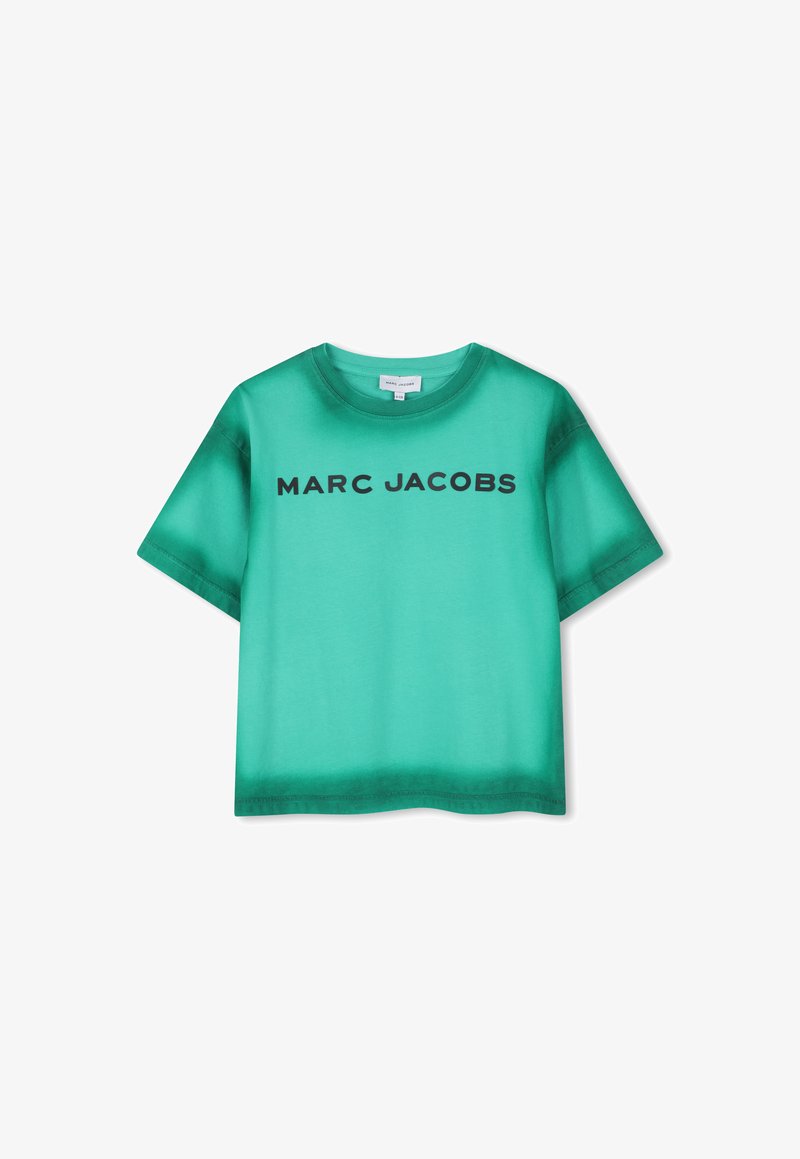Groen, kort mouw, cropped t-shirt met zwarte "MARC JACOBS" tekst gecentreerd op de voorkant tegen een witte achtergrond.