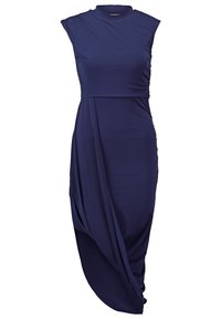 Granatowa sukienka uszyta z miękkiej tkaniny, z wysokim dekoltem, krótkimi rękawami oraz asymetrycznym dołem. Gładka struktura i dopasowany krój.