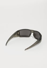 Sonnenbrille mit dunklen Gläsern, gemustertem grauen Kunststoffrahmen, aerodynamischem Design und langen Bügeln mit subtilen Markendetails.