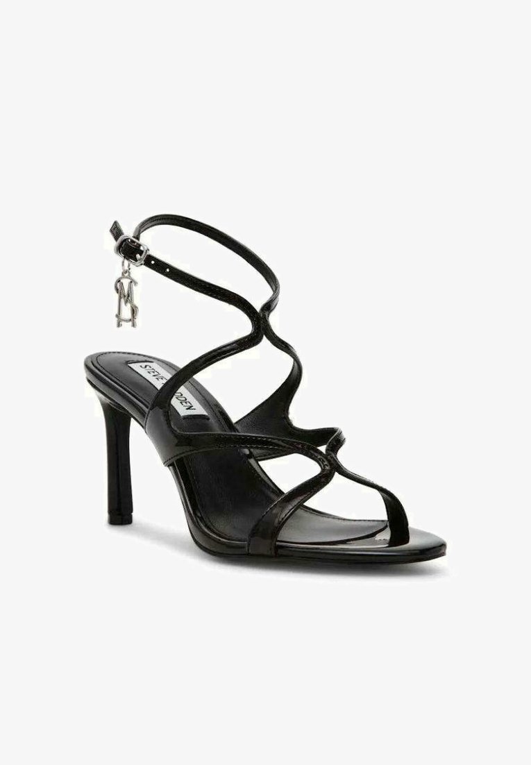 Sandalo con tacco alto in pelle verniciata nera, con cinturini incrociati, punta aperta e cinturino alla caviglia regolabile con un accento in hardware argentato.