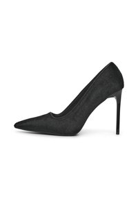 Scarpa con tacco alto a punta nera, caratterizzata da un materiale strutturato, un design elegante e un tacco a stiletto. Fodera interna liscia con accenti minimi.