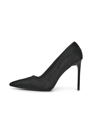 Scarpa con tacco alto a punta nera, caratterizzata da un materiale strutturato, un design elegante e un tacco a stiletto. Fodera interna liscia con accenti minimi.
