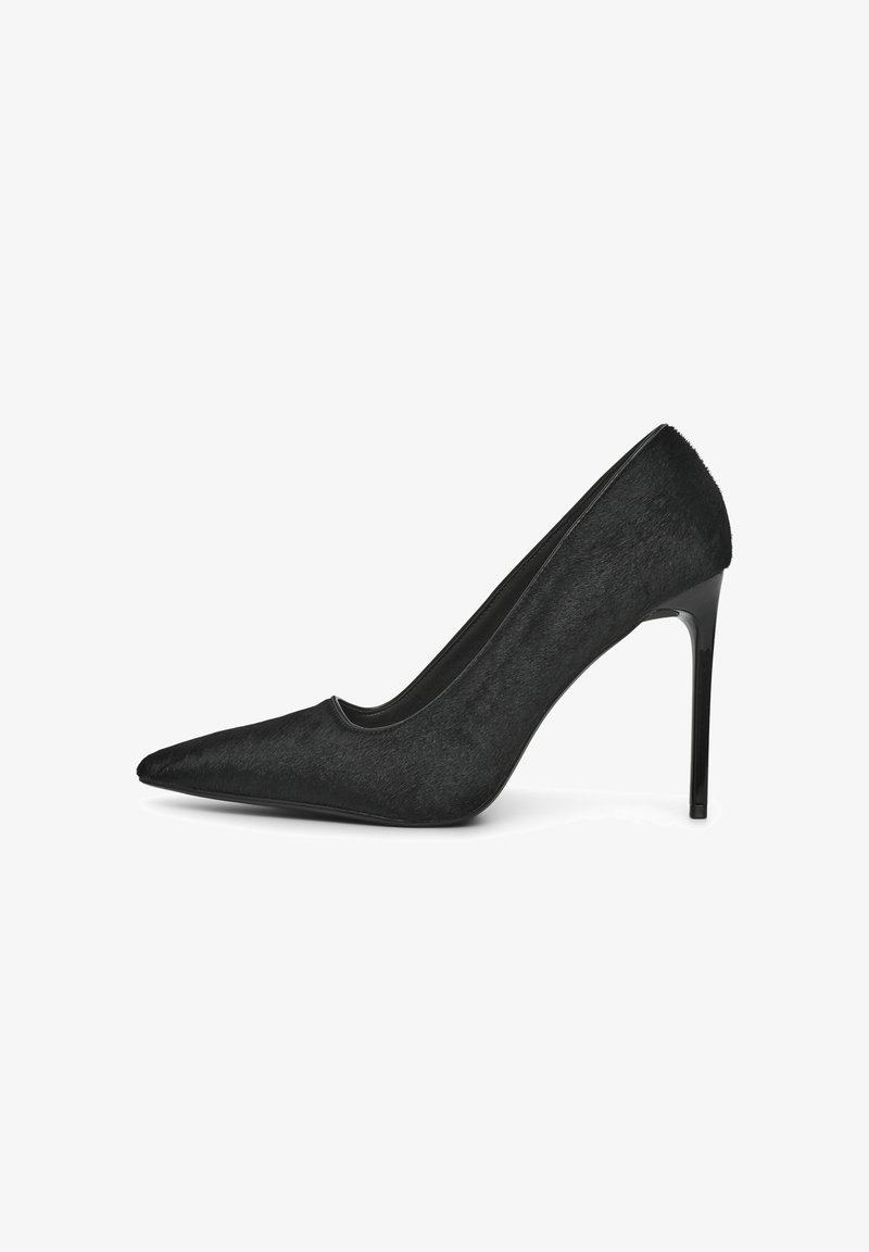 Chaussure à talon aigu noir en cuir, présentant un matériau texturé, un design élégant et un talon stiletto. Doublure intérieure lisse avec des accents minimalistes.