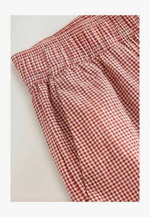 Material cu model gingham roșu și alb, cu talie adunată, prezentând o țesătură texturată și un luciu subtil. Cute vizibile în material.