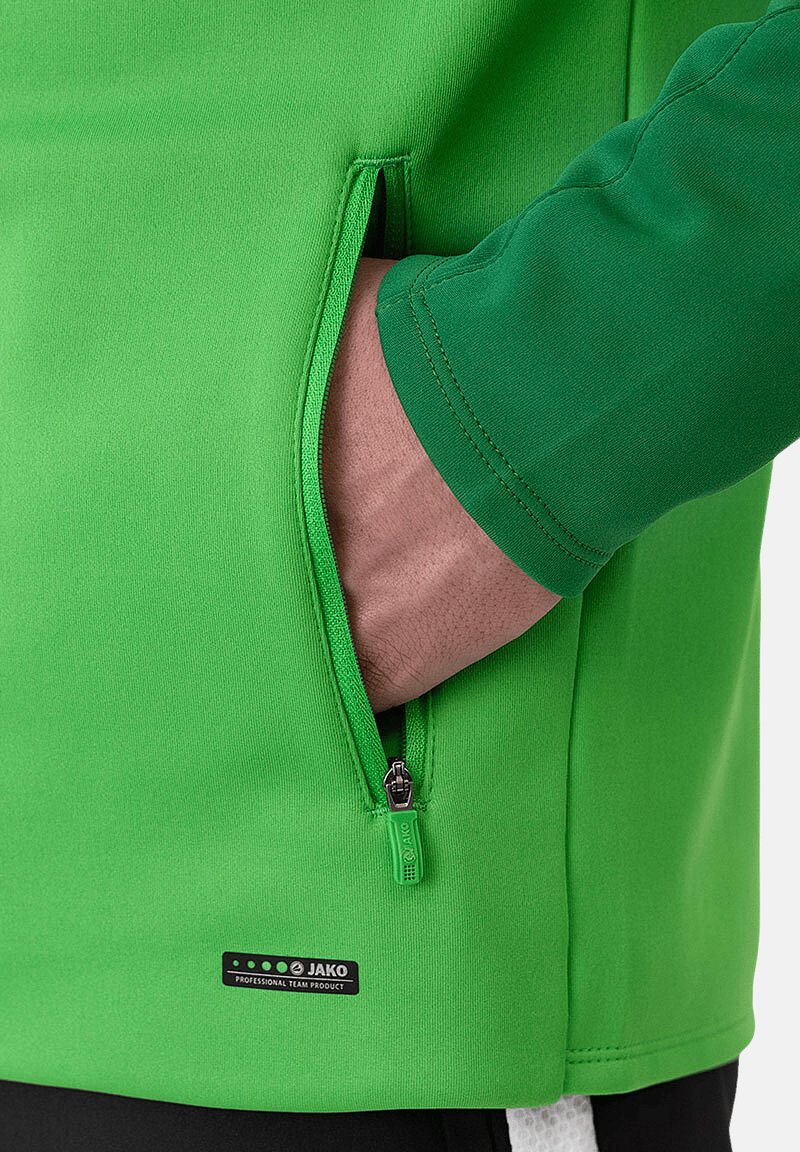 Grüner Sportpullover mit einer Reißverschlusstasche und strukturiertem Stoff. Verfügt über ein gedrucktes Logoetikett am unteren Ende und kontrastierende Nähte.