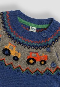 Strickpullover mit einem blauen und grauen Farbschema, Traktormotiven in Orange und Gelb, Rundhalsausschnitt und blauen Knopfdetails.