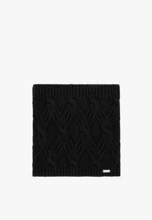 Gebreide zwarte kol met een gestructureerd kabelpatroon, voorzien van een geribbelde, elastische band aan de bovenkant en een klein gebrandmerkt label aan de zijkant.