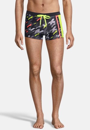 Herren Badehosen mit einem geometrischen Muster in Grautönen, Schwarz und lebhaften Akzenten in Neon-Gelb und Rot. Mit einem Kordelzug am Bund.
