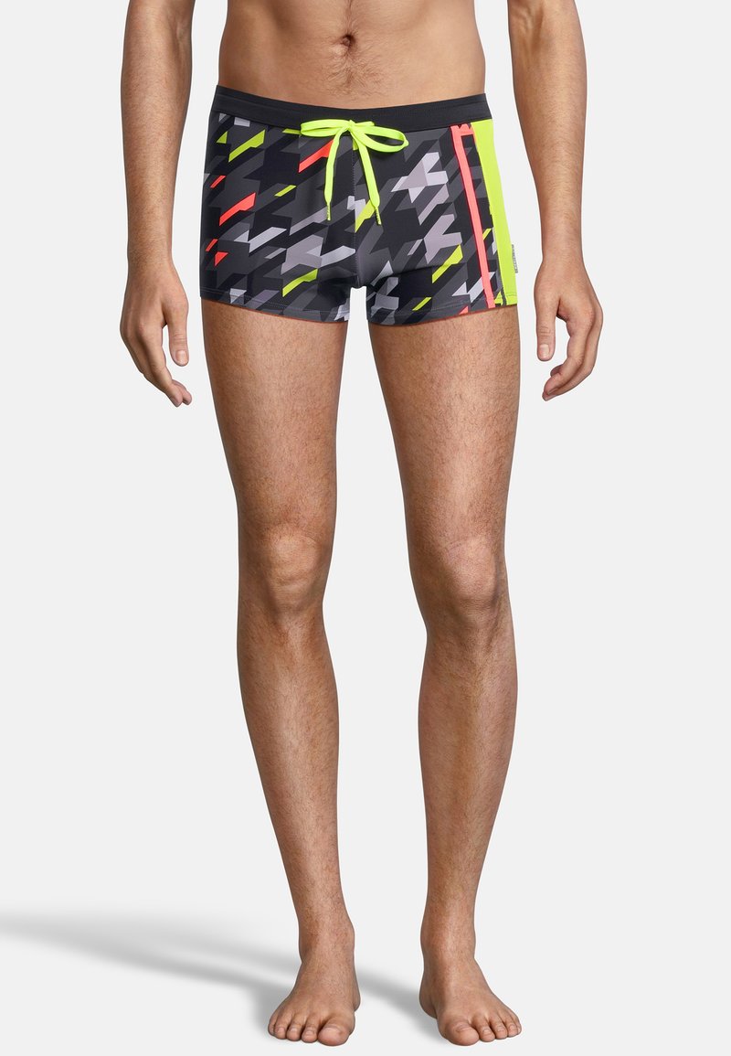 Shorts de bain pour hommes avec un motif géométrique dans des tons de gris, noir et des accents vifs en jaune fluo et rouge. Taille avec cordon de serrage.