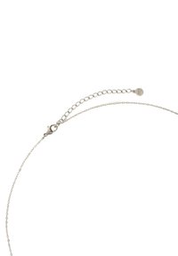 Collar de plata con una cadena delicada, que cuenta con un cierre de langosta y una cadena de extensión ajustable para variar la longitud.