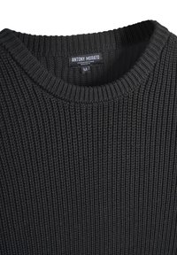 Zwarte katoenen gebreide trui met ribbelstructuur en ronde halslijn. Label toont "ANTONY MORATO" en maat "M". Regelmatige pasvorm.