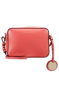 Koralowa torba na ramię z chropowatej skóry ze złotymi dodatkami, czarnymi wykończeniami i regulowanym paskiem; zawiera okrągły detal z metką.