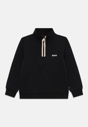Sweatshirt noir à fermeture éclair fabriqué en coton, avec un col haut, une fermeture à demi-zip et un logo blanc "BOSS" à l'avant.