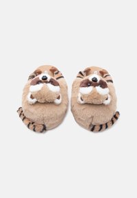 Pelsede brune tøfler formet som vaskebjørner, med detaljer som øyne, nese og stripete hale. Myk tekstur med dyrelignende design.