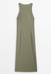Robe maxi sans manches en vert olive, fabriquée à partir d'un tissu doux et lisse. Présente une silhouette ajustée avec des coutures verticales pour la forme.
