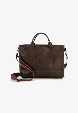 Sac fourre-tout en cuir marron avec poignées doubles et une bandoulière amovible. Il possède une texture lisse et un logo en relief subtil.