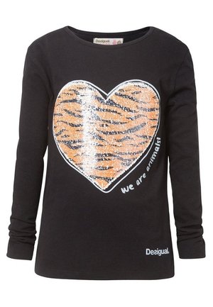 Schwarzes Langarmshirt mit einem orangefarbenen, tigermusterverzierten Paillettenherz und weißem Text "we are animals" am unteren Rand.