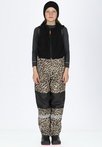 Schwarze, mit Reißverschluss versehene Weste mit einem unteren Bereich in Leopardenmuster in Beige und Schwarz, ausgestattet mit reflektierenden Streifen und Gummistiefeln.