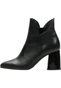 Botine negre din piele cu vârf ascuțit, design unghiular și toc masiv lucios. Prezintă un detaliu decupat în față.